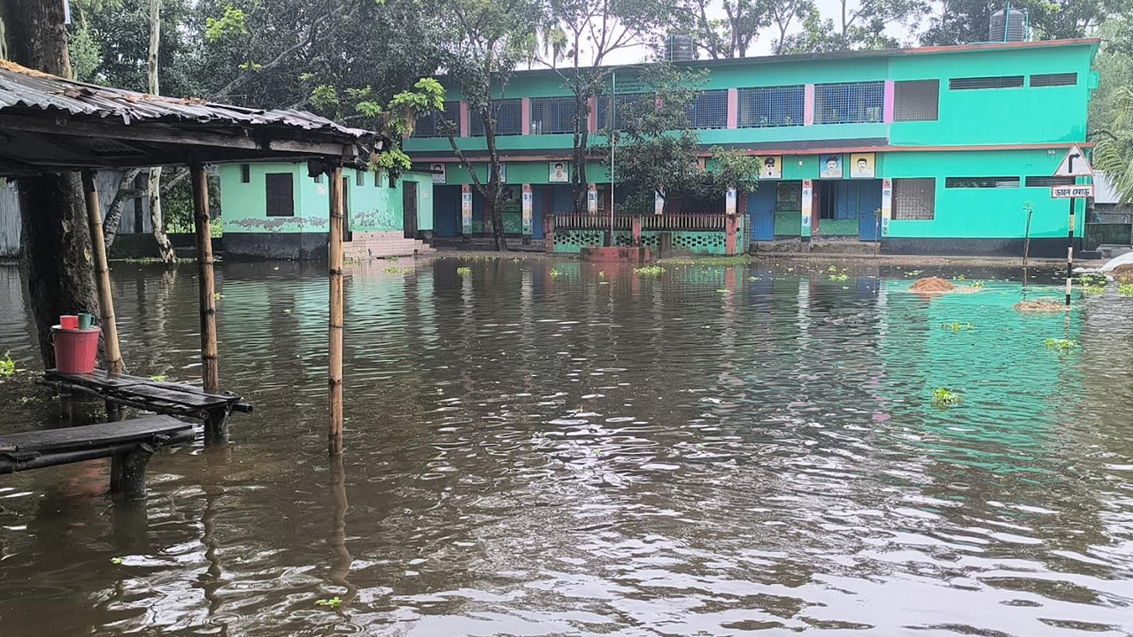 পানি কমছে তিস্তার, কাটেনি দুর্ভোগ