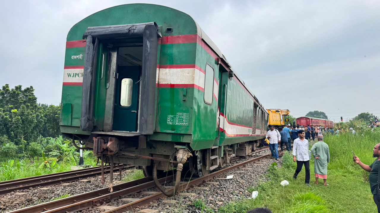 ঈশ্বরদীতে বগি লাইনচ্যুত, ঢাকা-উত্তরাঞ্চল ট্রেন চলাচল বন্ধ