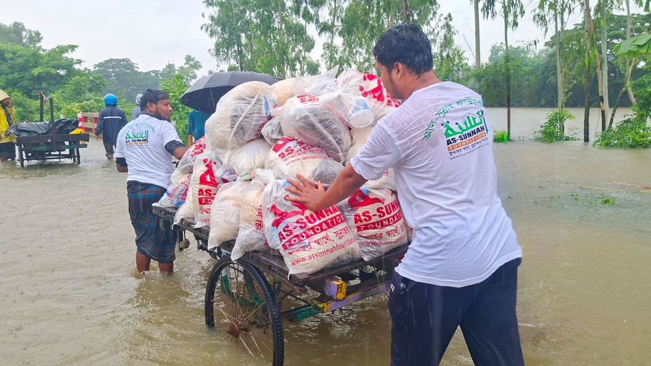 বন্যা ও দুর্যোগে মানুষকে সহায়তা করলে যে সওয়াব পাবেন