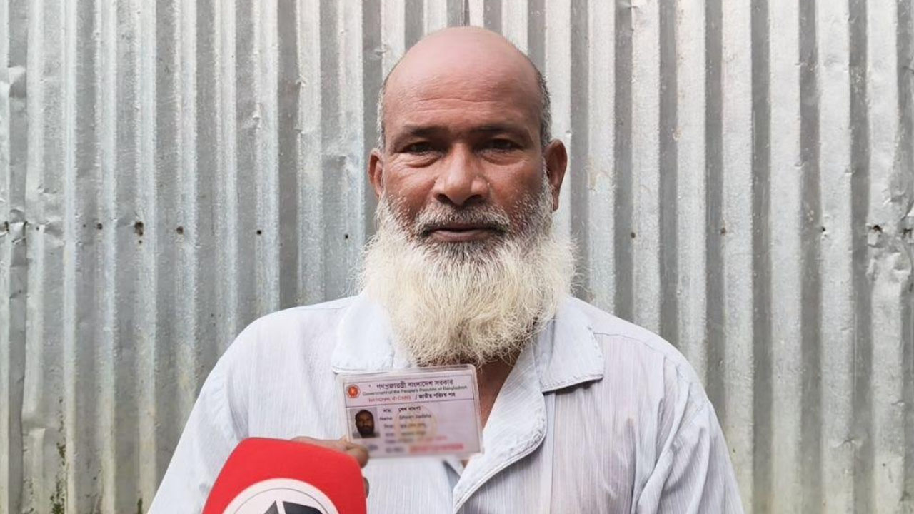 জীবিত মানুষকে ‘মৃত’ দেখাচ্ছে এনআইডি সার্ভার, দ্বারে দ্বারে রিকশাচালক