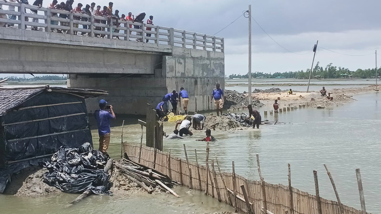 পেকুয়ায় খালে দেওয়া প্রভাবশালীদের ৫৮ বাঁধ অপসারণ শুরু