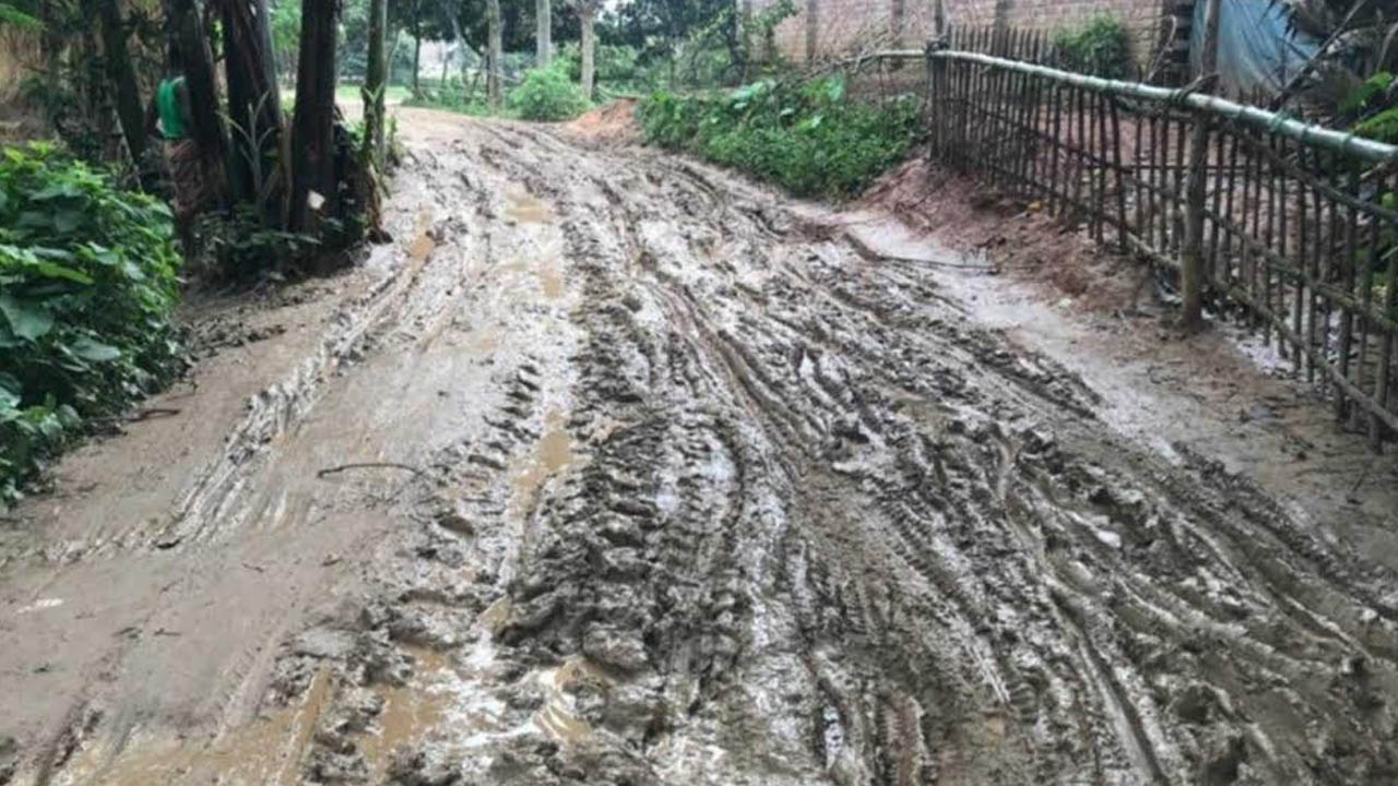 নড়াইলের ৬০ শতাংশ রাস্তাই কাঁচা, বর্ষায় বাড়ে ভোগান্তি