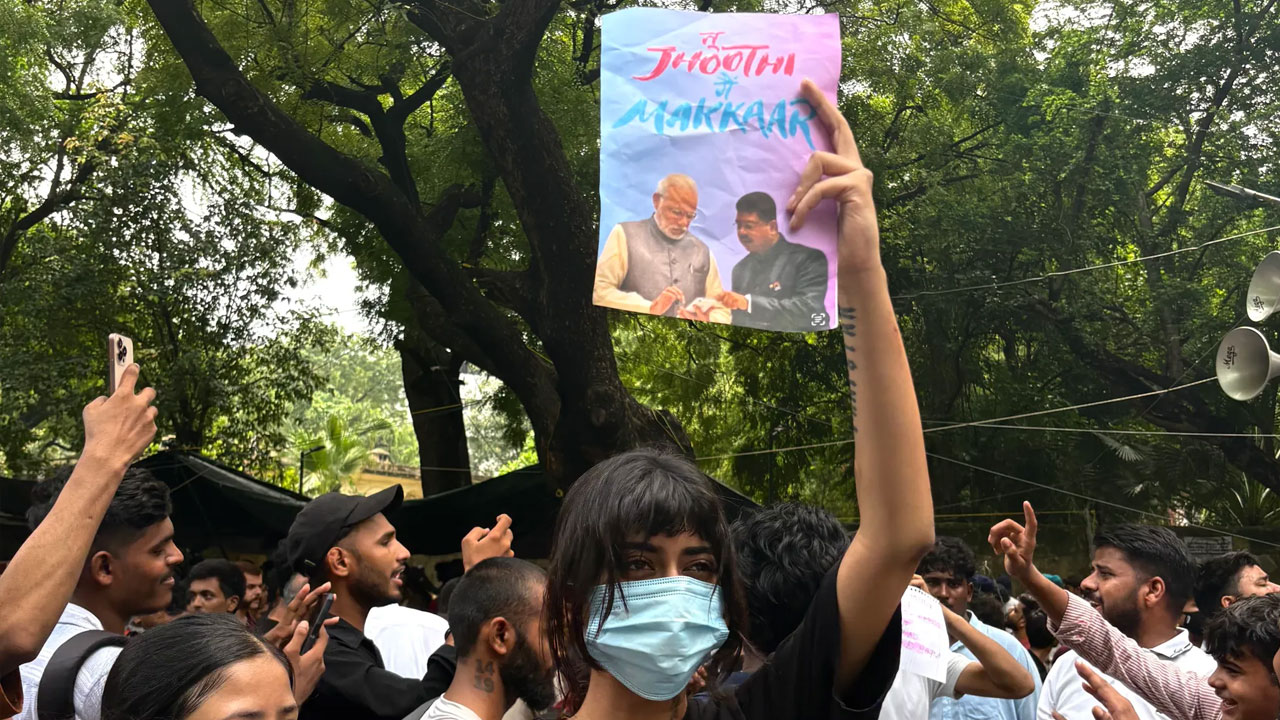 তু ঝুঠি মে মক্কার সিনেমার পোস্টারে নরেন্দ্র মোদি ও ধর্মেন্দ্র প্রধানের মুখ বসানো হয়েছে