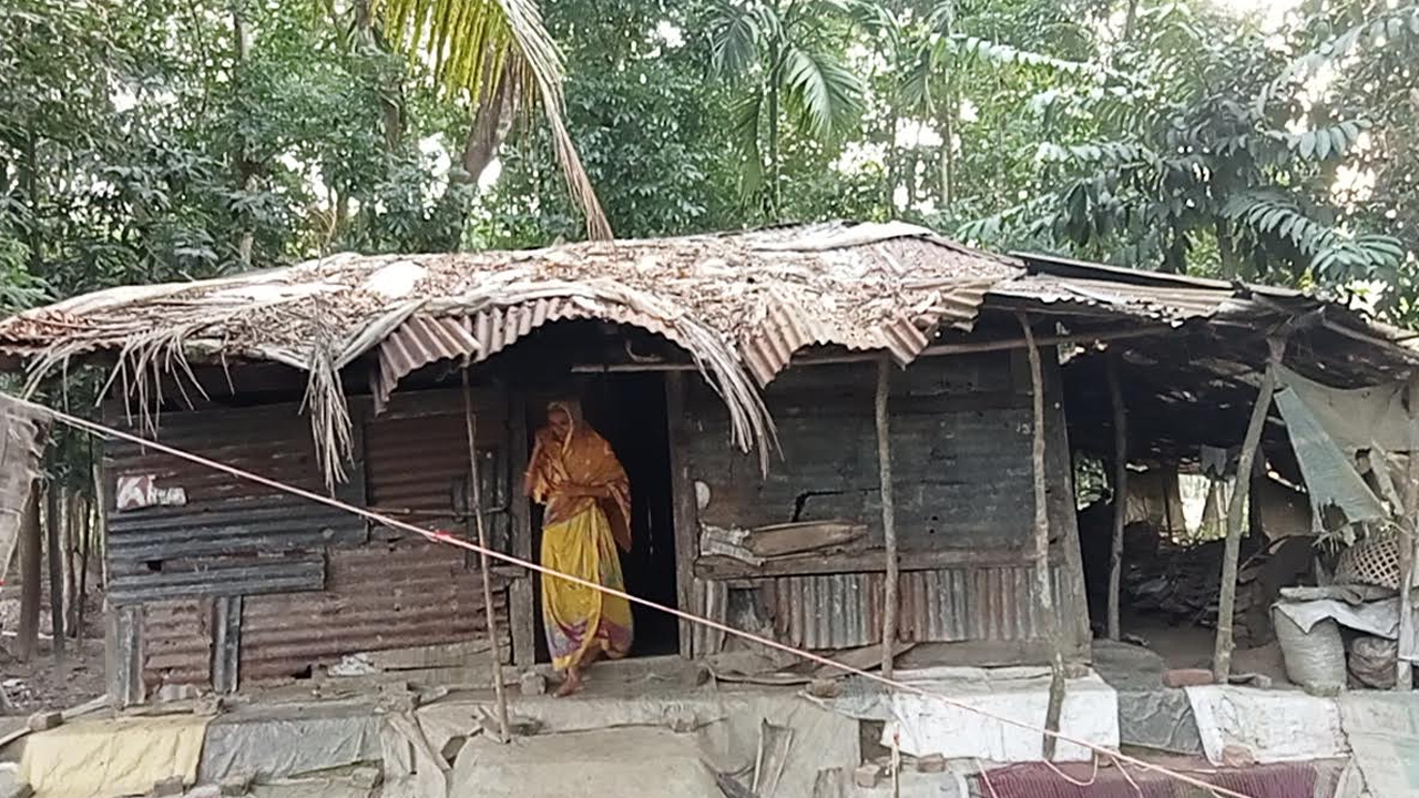মেঘ দেখলেই অন্যের ঘরে আশ্রয়, আষাঢ়-শ্রাবণ কাটে প্রতিবেশীর বাড়িতে
