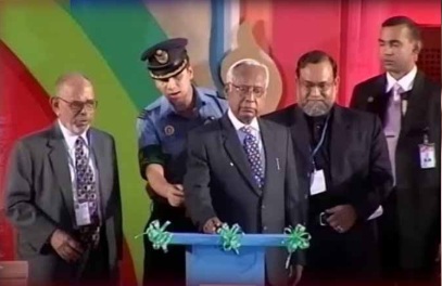 দিগন্ত টেলিভিশনের উদ্বোধন করছেন তৎকালীন রাষ্ট্রপতি ইয়াজউদ্দিন আহম্মেদ। সঙ্গে রয়েছেন মীর কাসেম আলী।