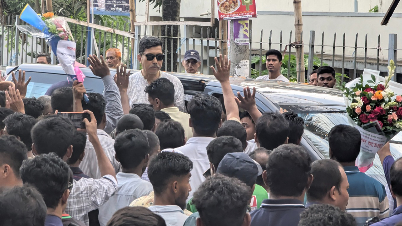 নেতাকর্মীদের উদ্দেশে বক্তব্য দেন দীপেন দেওয়ান। বুধবার রাঙামাটি জেলা বিএনপির কার্যালয়ের সামনে। ছবি: এশিয়া পোস্ট