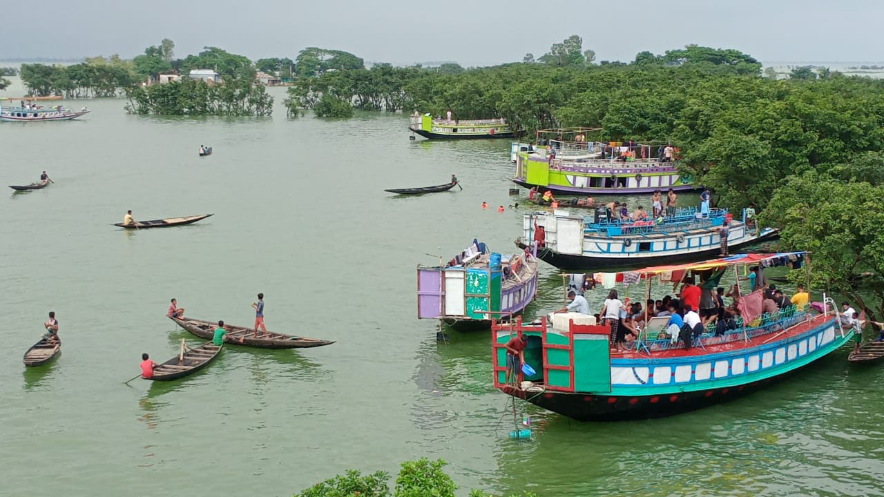 টাঙ্গুয়ার হাওরে নৌকায় পর্যটক পরিবহনে সতর্কবার্তা