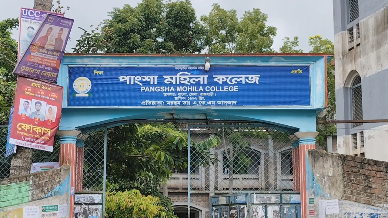 মোবাইল নিয়ে ওয়াশরুমে ঢুকে ধরা, ৩ পরীক্ষার্থী বহিষ্কার
