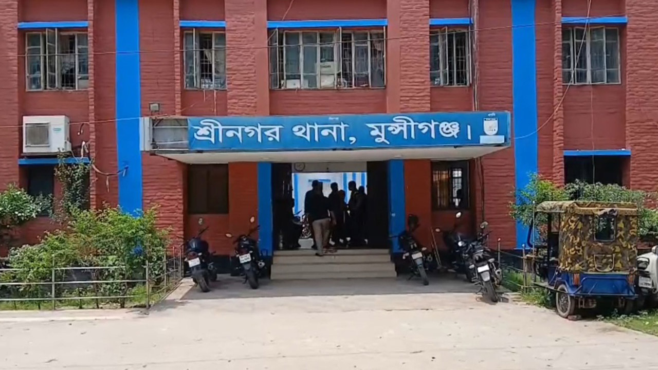 মুন্সীগঞ্জে পুলিশের ওপর হামলা, হাতকড়াসহ পালালেন আ.লীগ নেতা