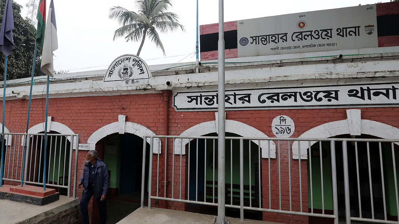 জয়পুরহাটে ট্রেনের ধাক্কায় প্রাণ গেল যুবকের