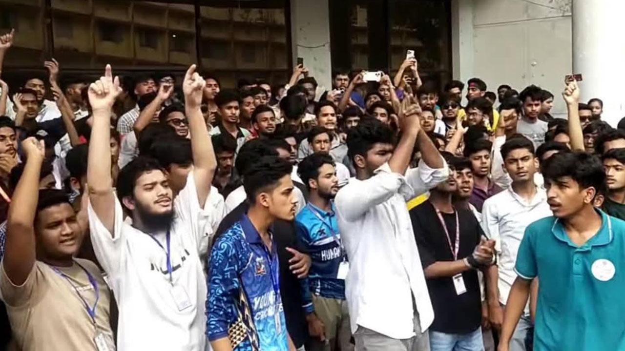 শিক্ষামন্ত্রীর পদত্যাগের দাবিতে রাজশাহী শিক্ষা বোর্ড ঘেরাও