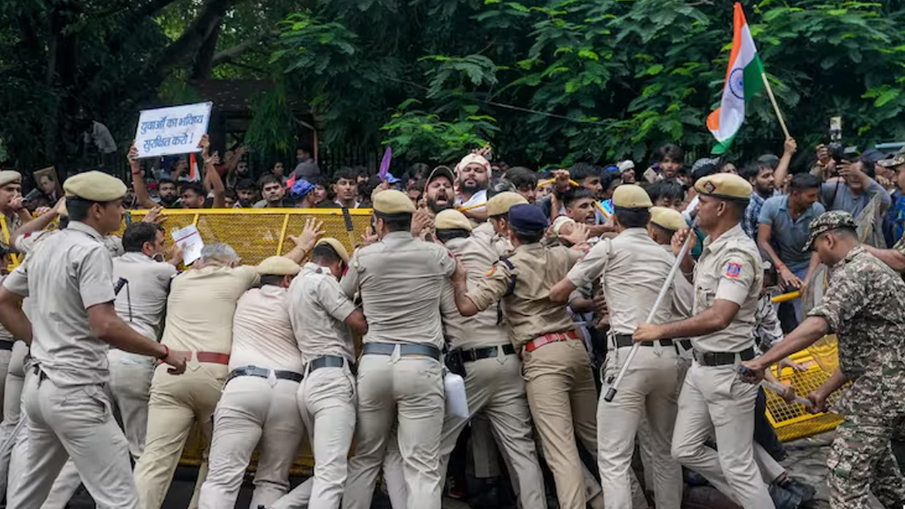 Indian-police-baton-charge-'Cockroach-Party'-protesters-marching-to-parliament