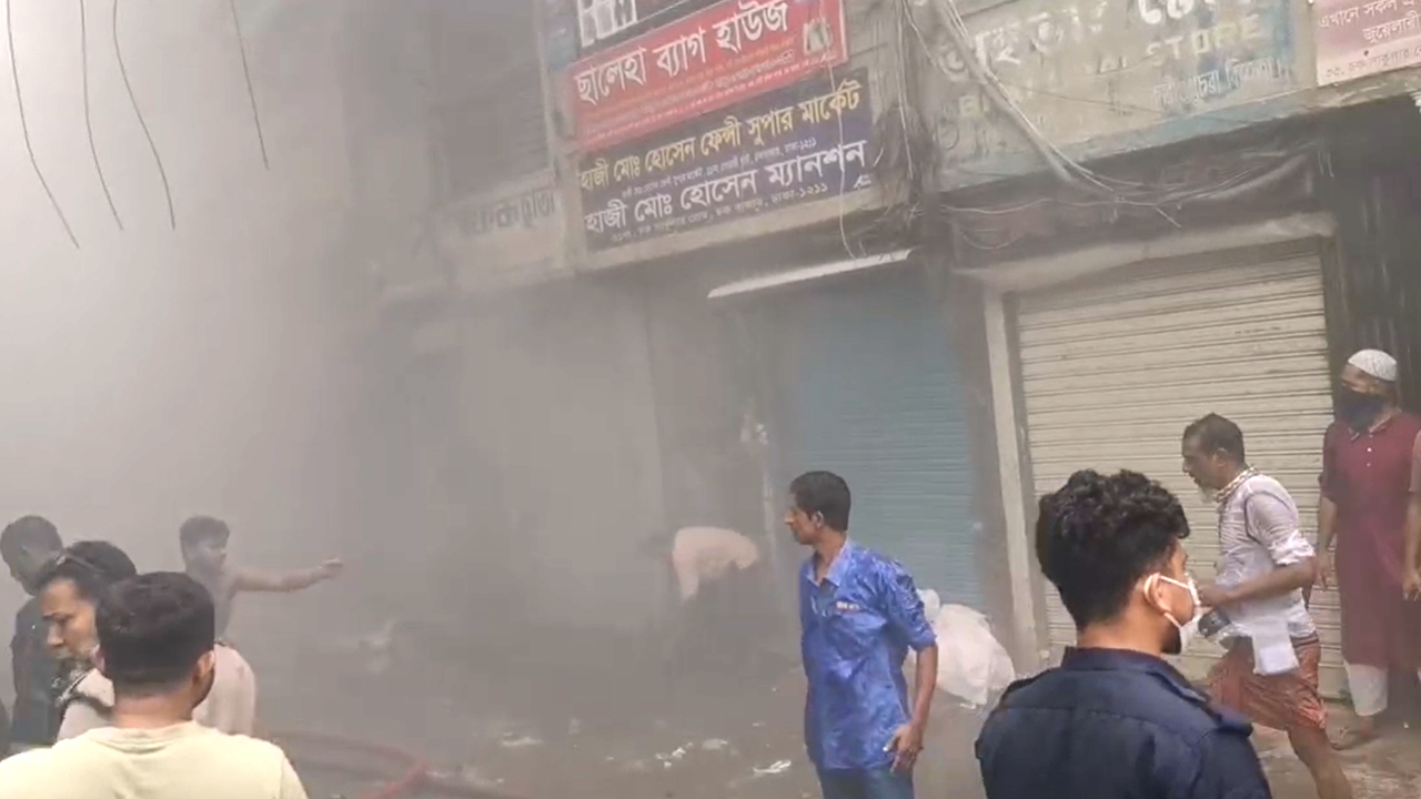 পুরান ঢাকার চকবাজারে আগুন, নিয়ন্ত্রণে ৬ ইউনিট