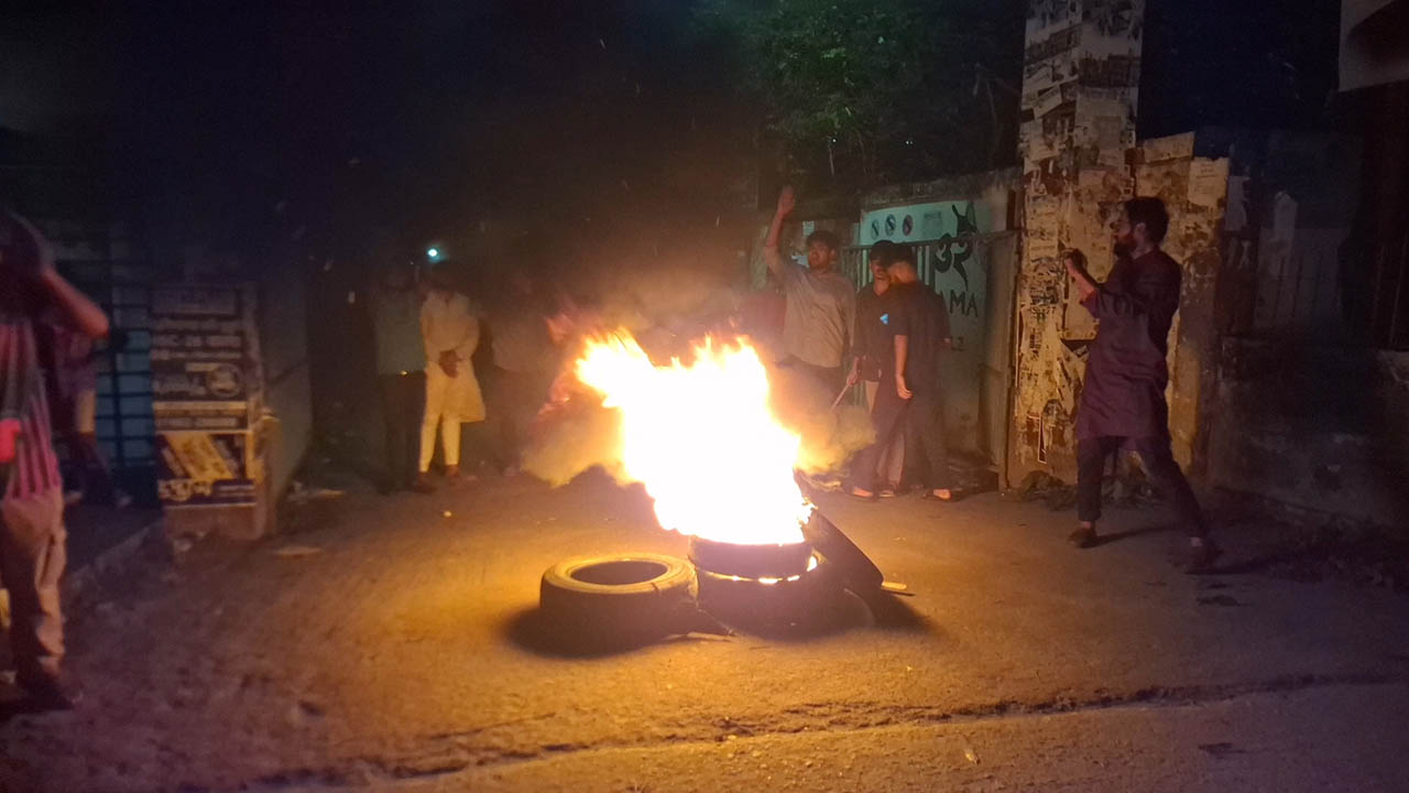ফেসবুক পোস্ট ঘিরে মাদারীপুর কলেজে উত্তেজনা, সড়ক অবরোধ