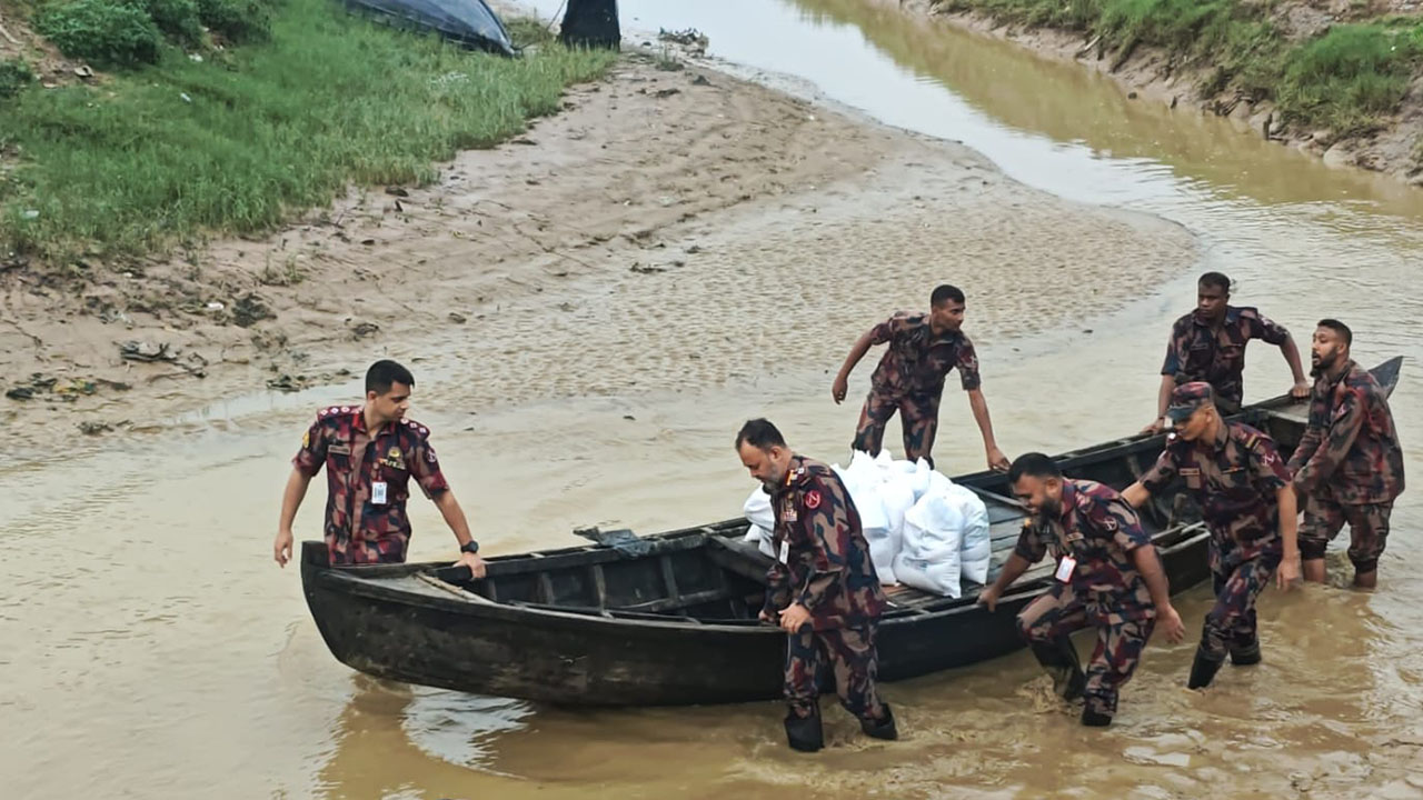 সীমান্তবর্তী বন্যার্তদের ঘরে ঘরে ত্রাণ পৌঁছে দিচ্ছে বিজিবি
