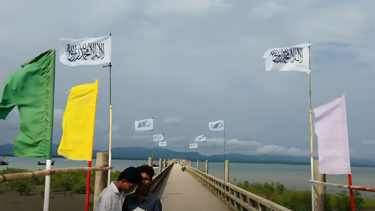 টেকনাফে সড়কের দুই পাশে সারিবদ্ধ কলেমা-সংবলিত পতাকা