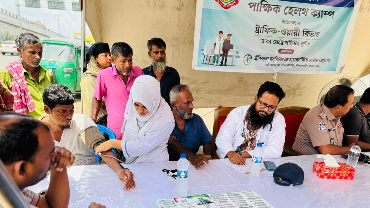 পরিবহন শ্রমিকদের স্বাস্থ্যসেবায় ডিএমপির ‘পাক্ষিক হেলথ ক্যাম্প’