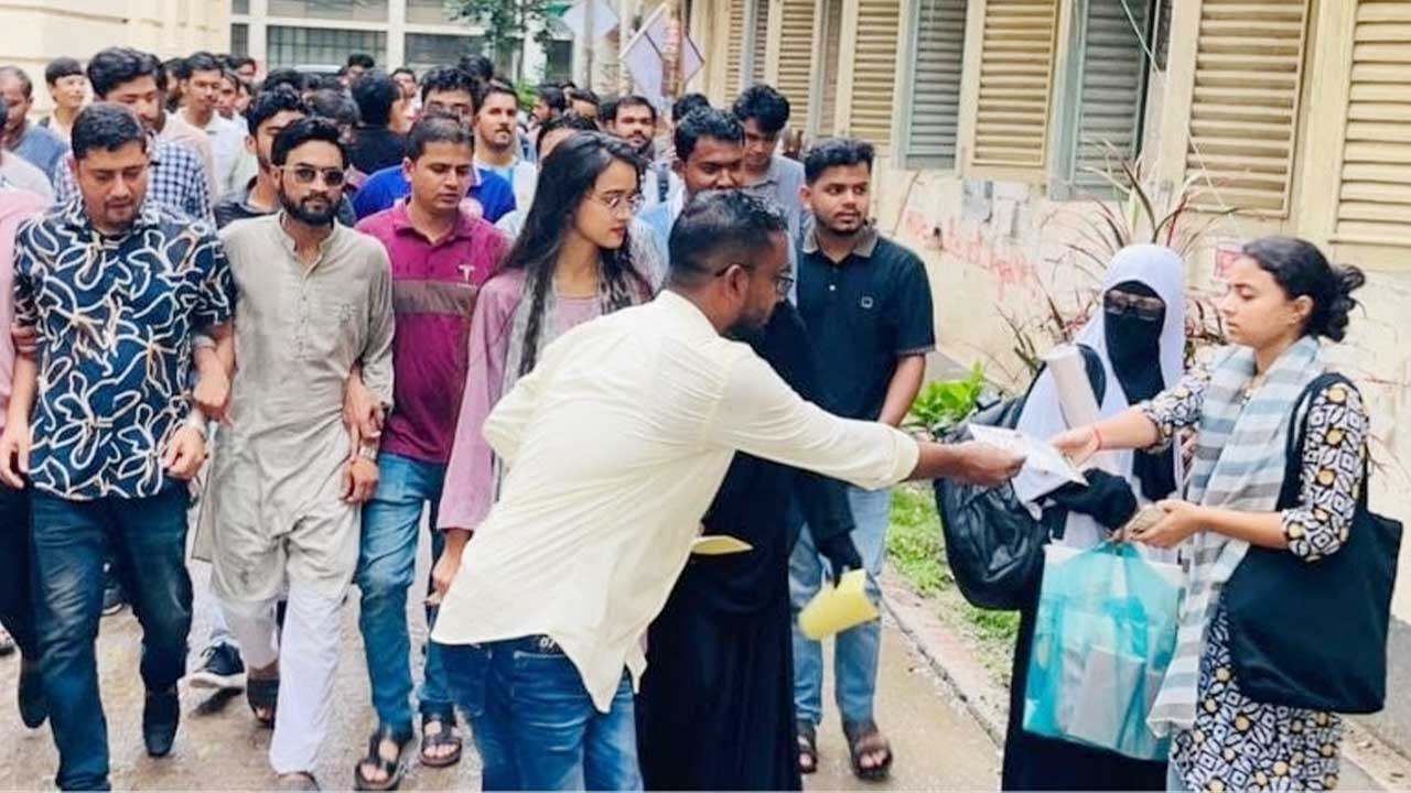 সবুজ ক্যাম্পাস গড়তে ছাত্রদল নেতার লিফলেট বিতরণ