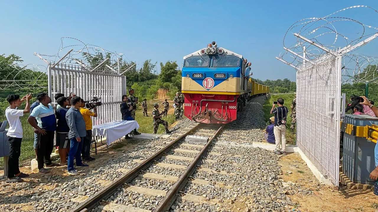 হাসিনার পতনের পর ভারত থেকে আসছে প্রথম ট্রেনের কোচ