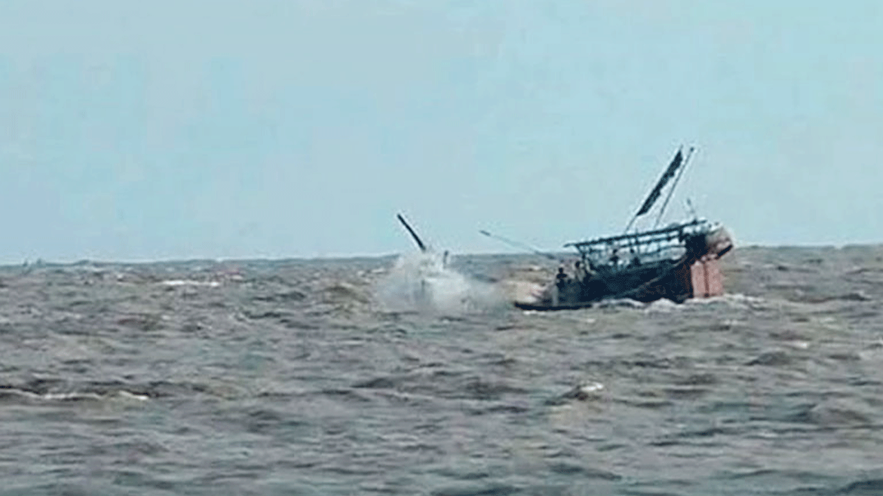সাগরে ট্রলারডুবি, কুতুবদিয়ার ৫ জেলে নিখোঁজ