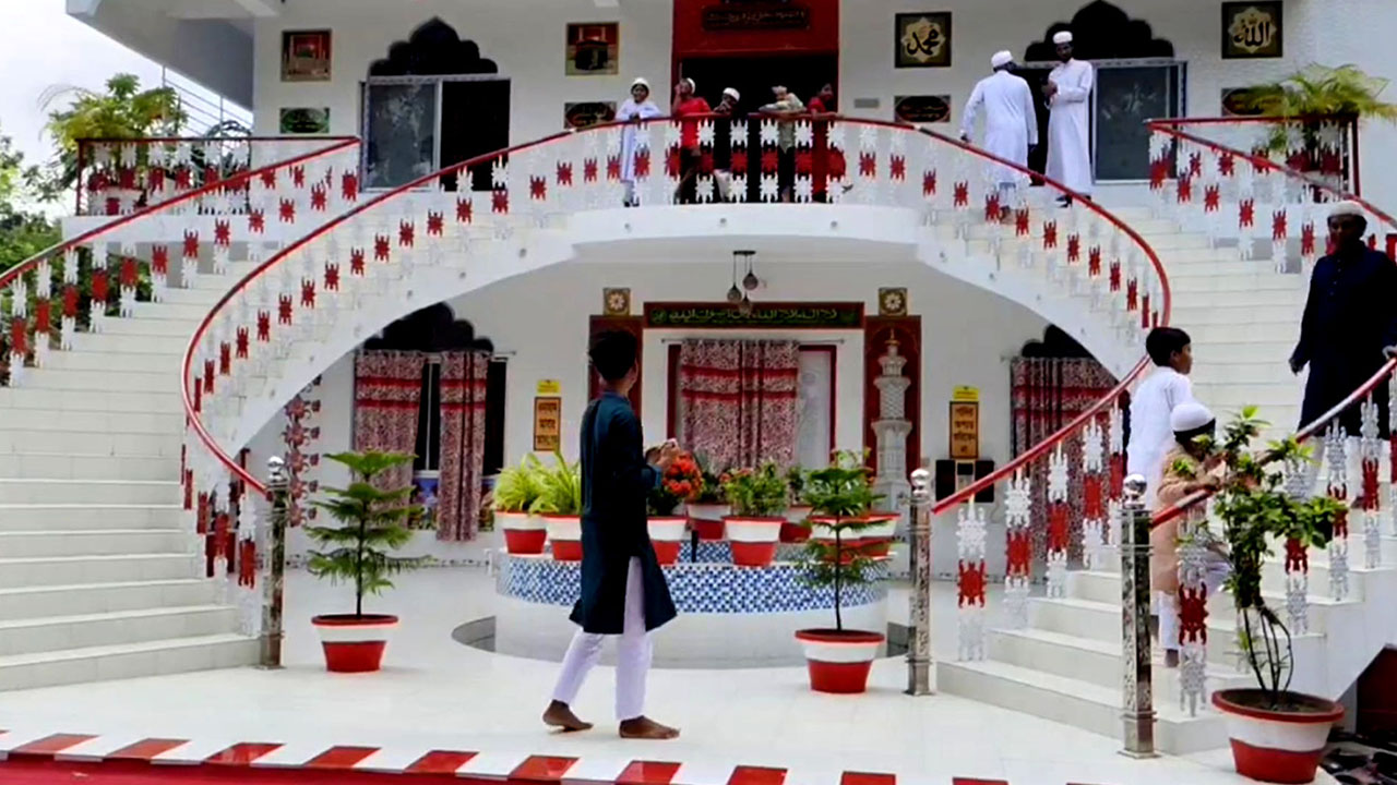 সাড়ে পাঁচ কোটি টাকায় নির্মিত বাইতুল মামুর নজর কাড়ছে সবার