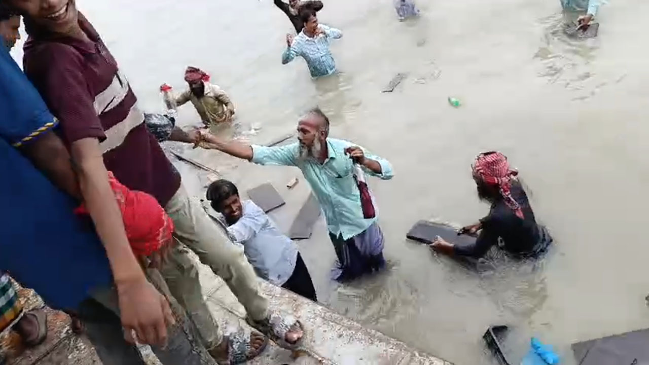 প্রধানমন্ত্রীর কর্মসূচিতে যাওয়ার পথে লঞ্চ ডুবোচরে, উদ্ধারে গিয়ে ডুবল নৌকা