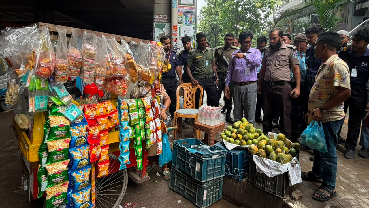 রাজধানীর ৪ মেট্রোস্টেশন থেকে সরানো হলো অবৈধ দখল, ভাসমান দোকান