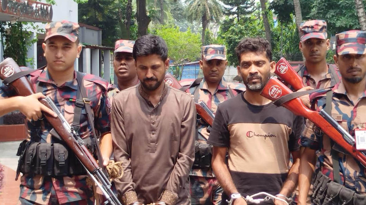 প্রায় সাত কোটি টাকার স্বর্ণসহ দুই চোরাকারবারি আটক