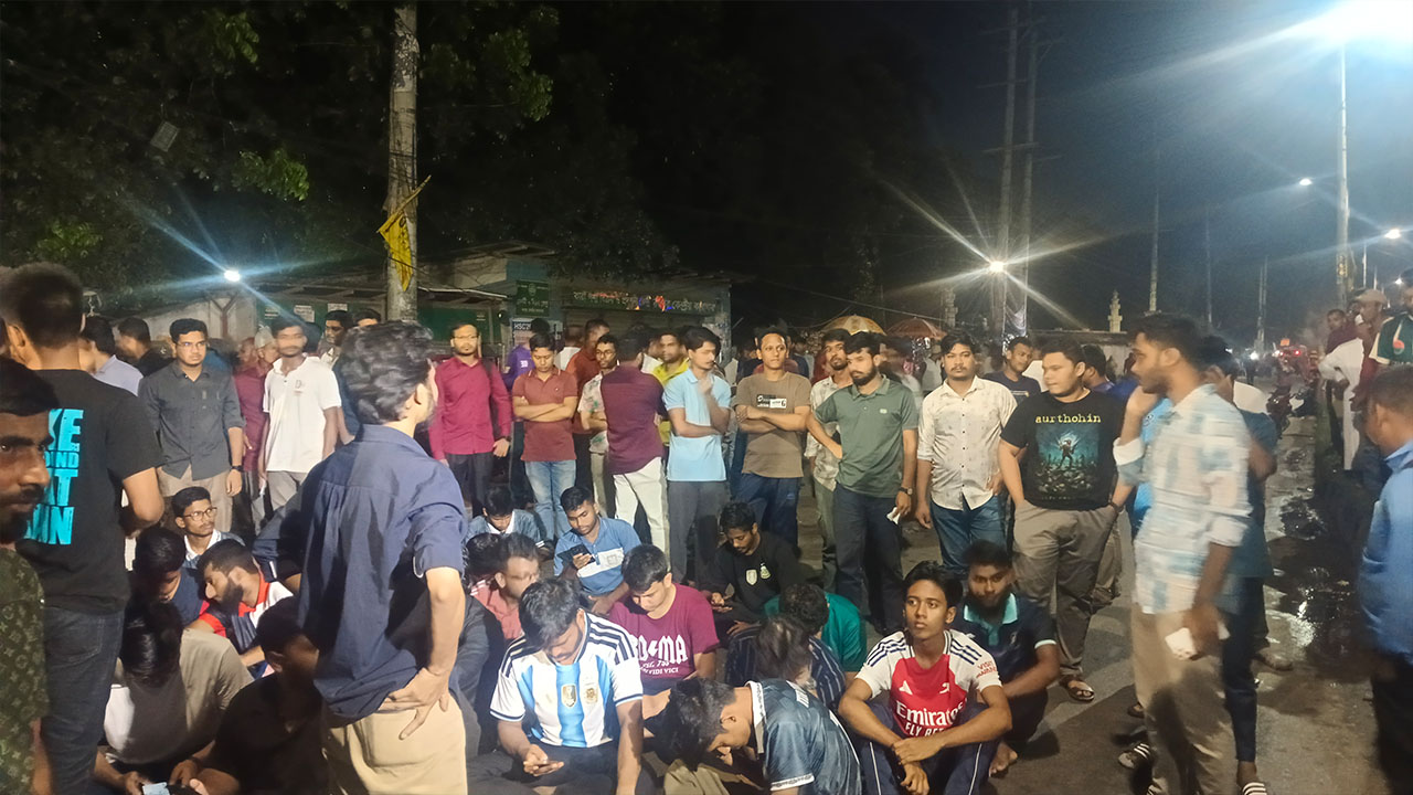 রমেক শিক্ষার্থী গ্রেপ্তারের ঘটনায় মহাসড়ক অবরোধ করলেন সহপাঠীরা