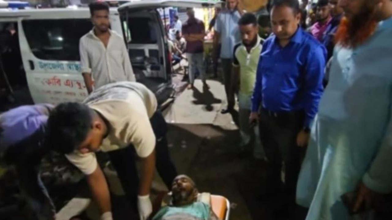 মুমূর্ষু প্রতিবন্ধীকে উদ্ধার করে হাসপাতালে নিলেন ইউএনও