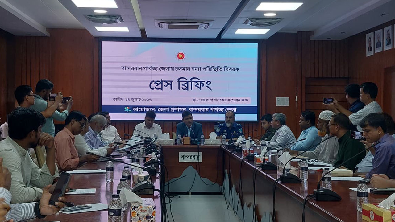 সংবাদ সম্মেলনে জেলা প্রশাসক মো. সানিউল ফেরদৌস। ছবি : এশিয়া পোস্ট