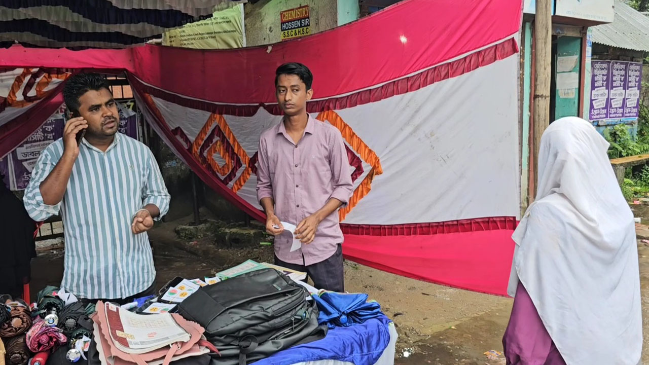 প্রবেশপত্র ফেলে আসা এইচএসসি পরীক্ষার্থীর পাশে দাঁড়াল ছাত্রদল