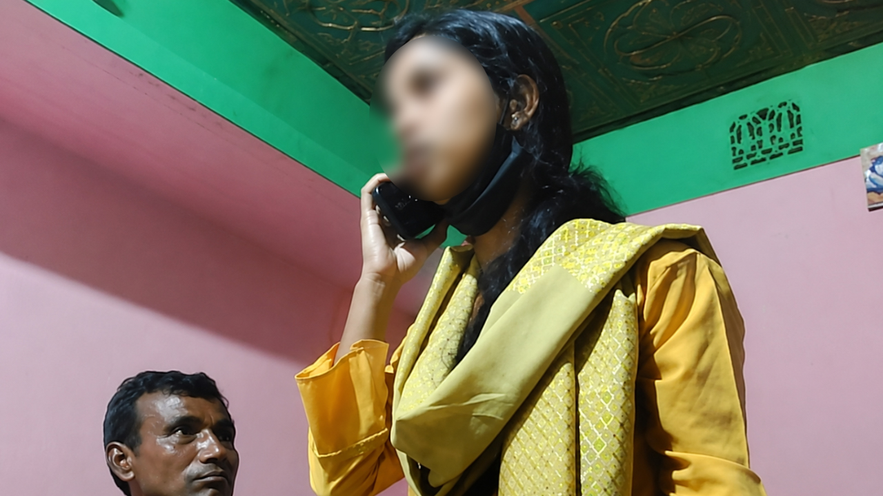 বিয়ের দাবিতে প্রেমিকের বাড়িতে তরুণীর অনশন