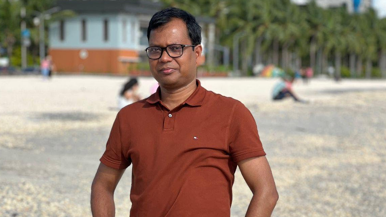 শাহজালাল মাজারে পাঁচ লাখ টাকা দিলেন ডিসি সারওয়ার