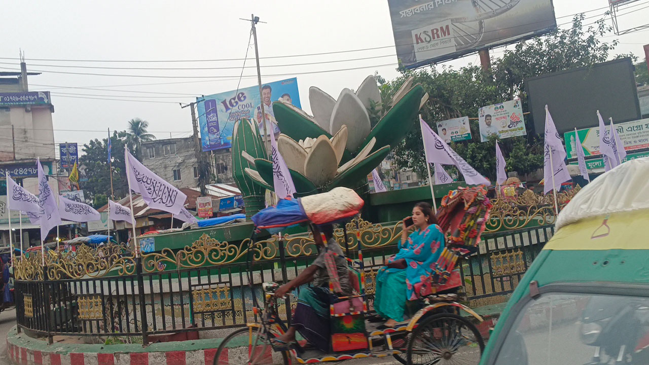 রংপুর নগরীতে উড়ছে কালেমা-সংবলিত সাদা পতাকা