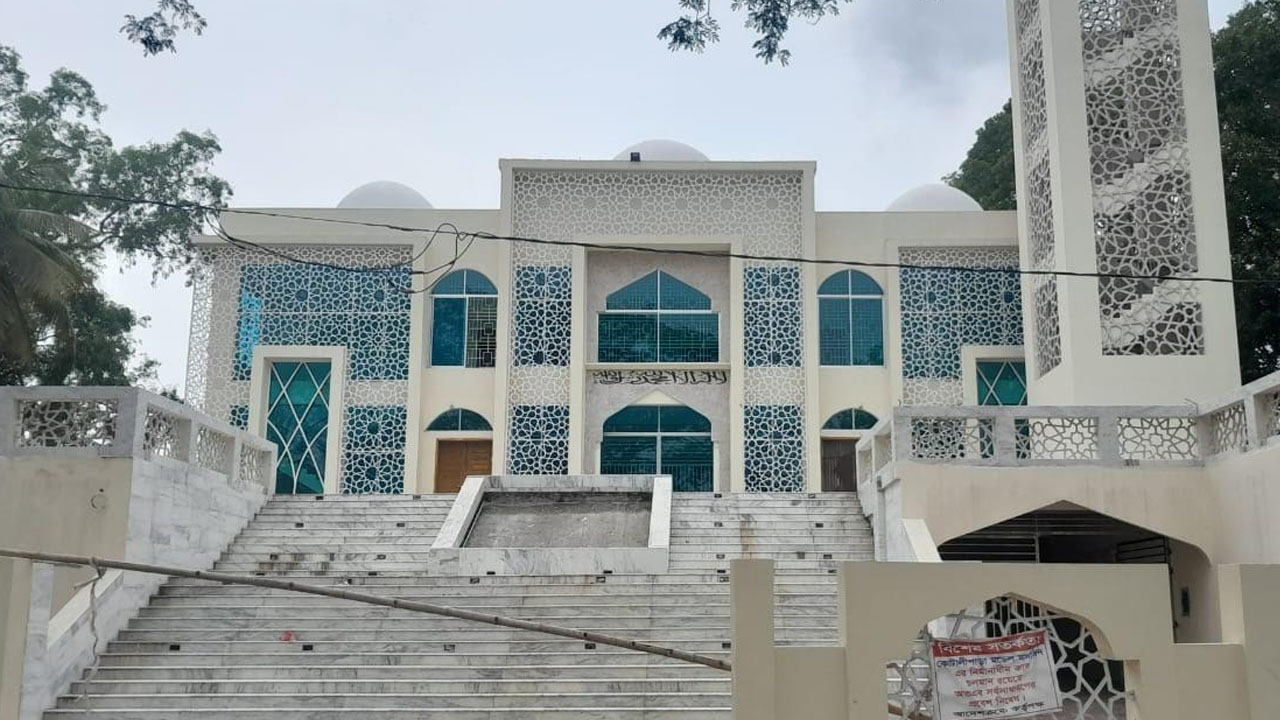 উদ্বোধনের আগেই ১৩ কোটি টাকার মডেল মসজিদে ফাটল