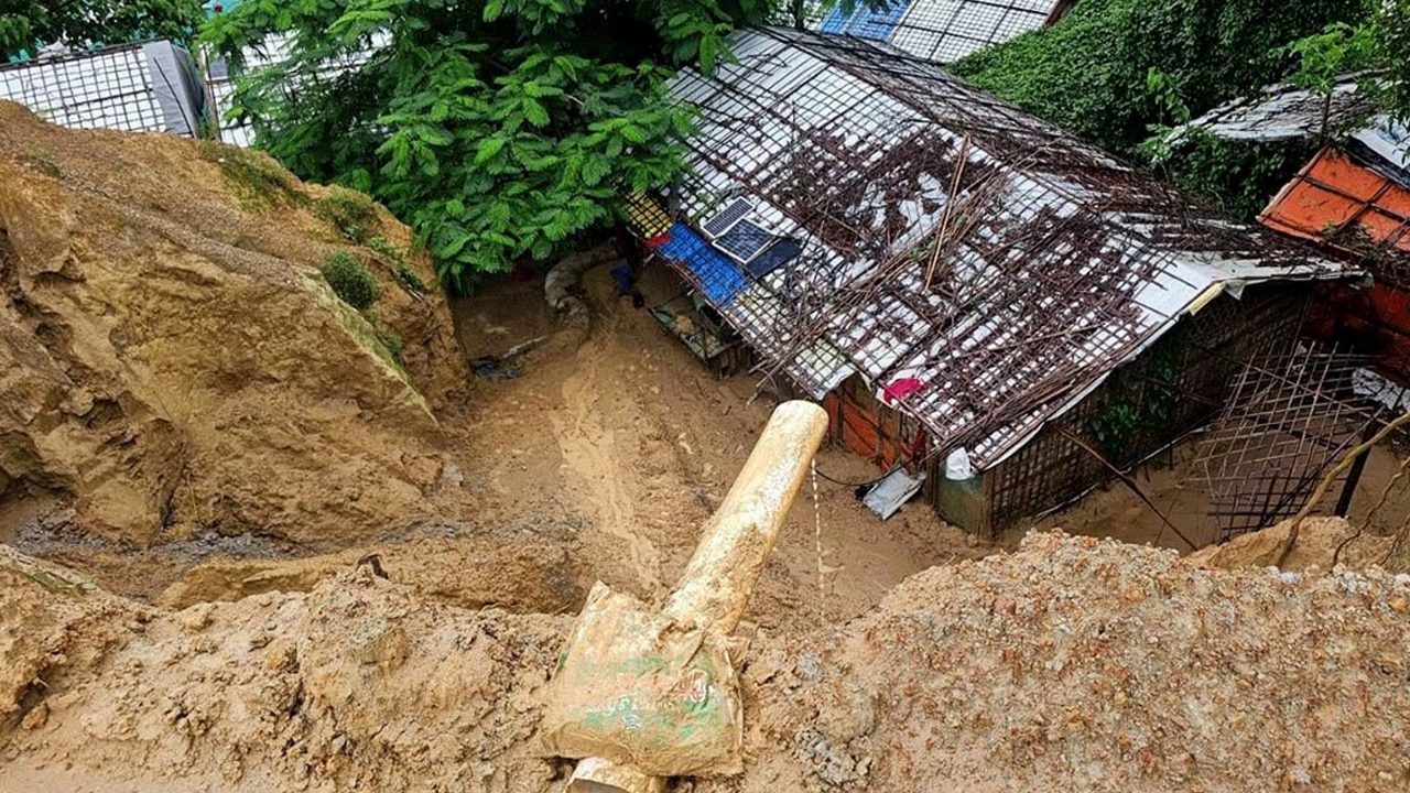 রোহিঙ্গা ক্যাম্পে মাদ্রাসাভবনের ওপর পাহাড় ধস, ৩ শিক্ষার্থী নিহত