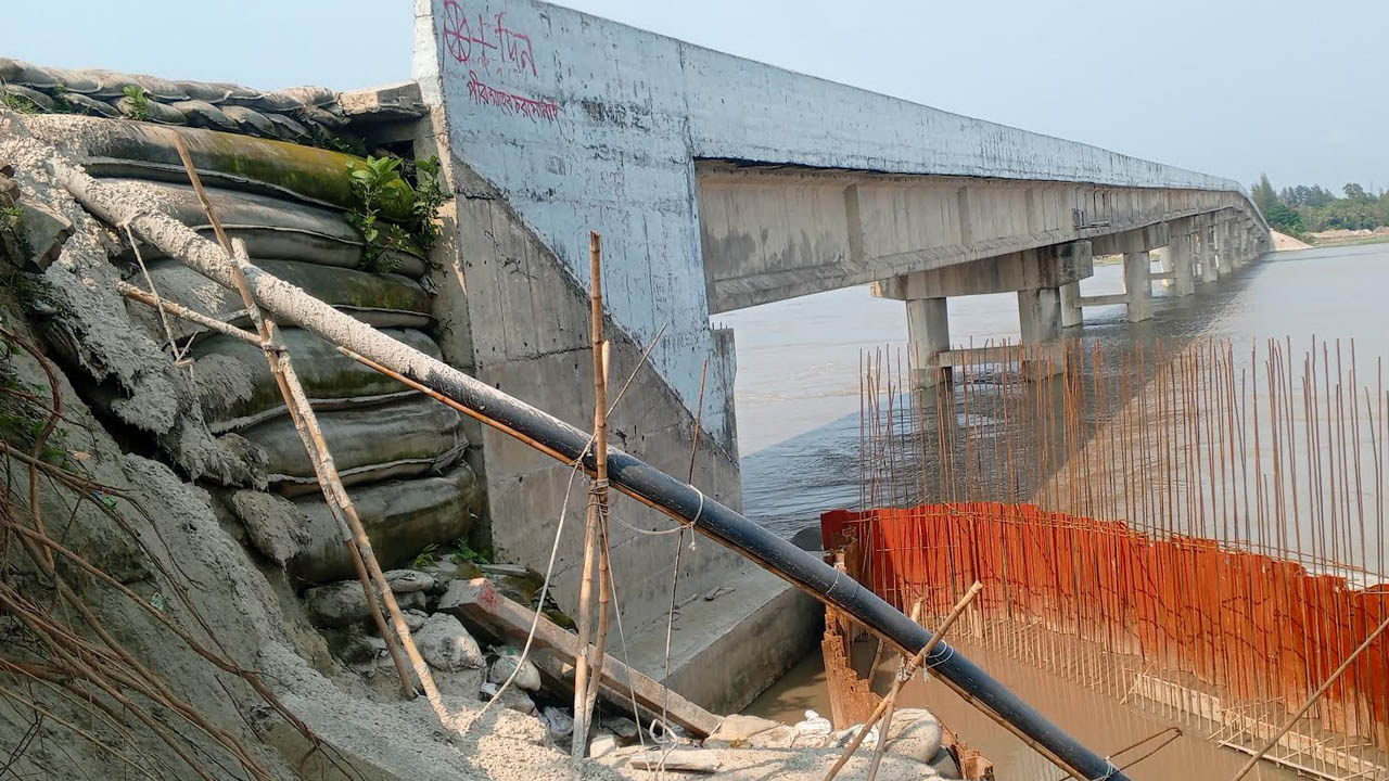 নদী ভাঙনে হুমকির মুখে ‘সাহেবের ঘাট’ সেতু