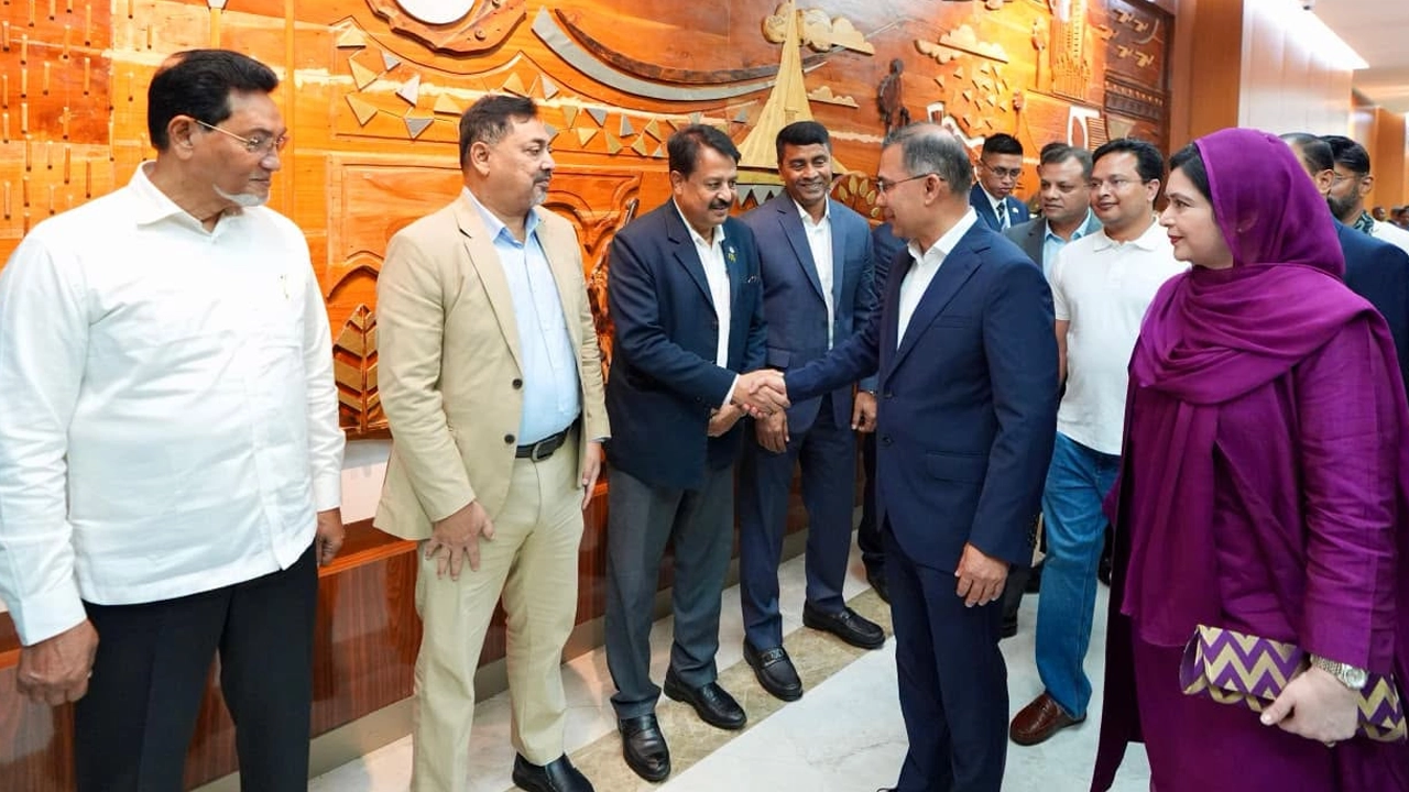 প্রধানমন্ত্রীর প্রথম বিদেশ সফরে সঙ্গী হলেন যারা