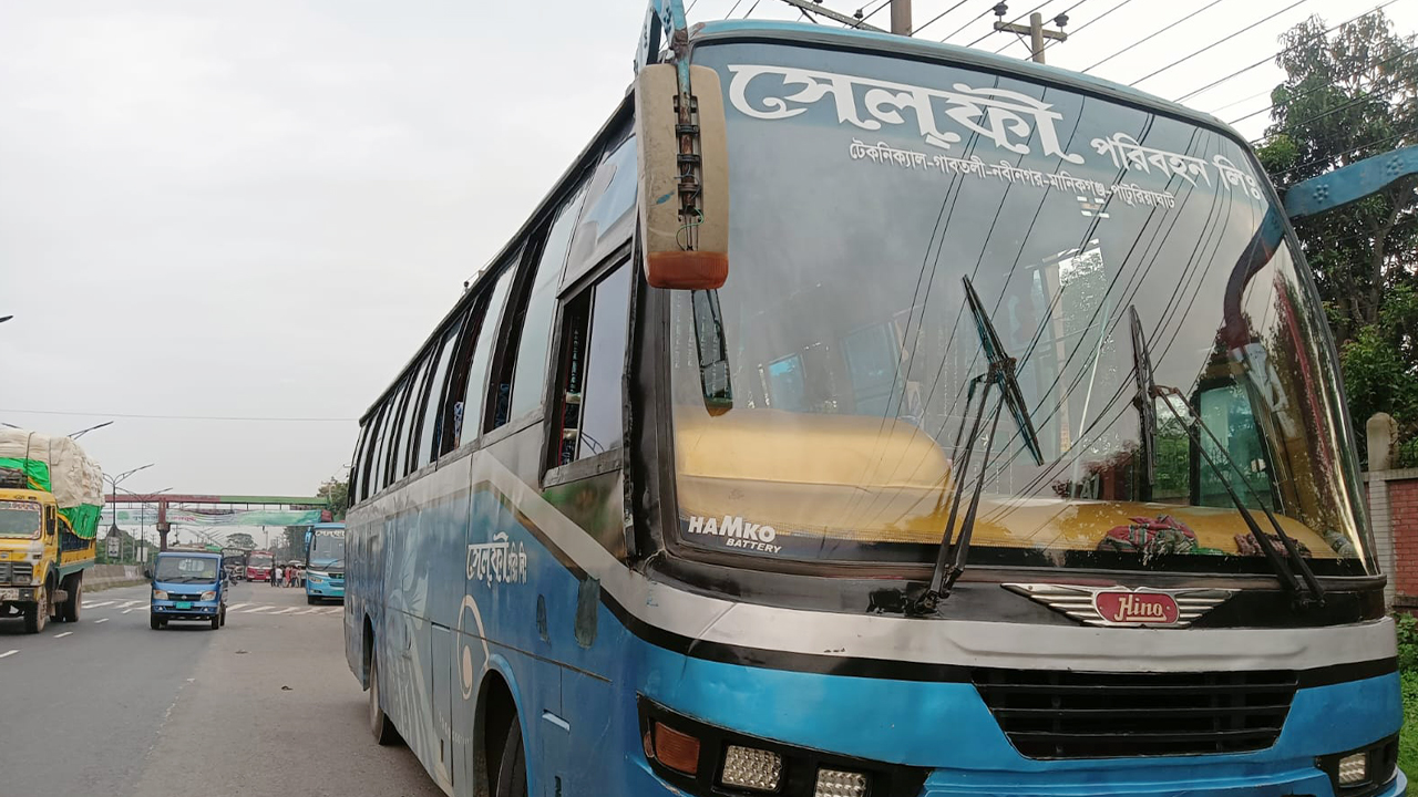 জাবি শিক্ষার্থীকে চলন্ত বাস থেকে ফেলে দেওয়ার অভিযোগ