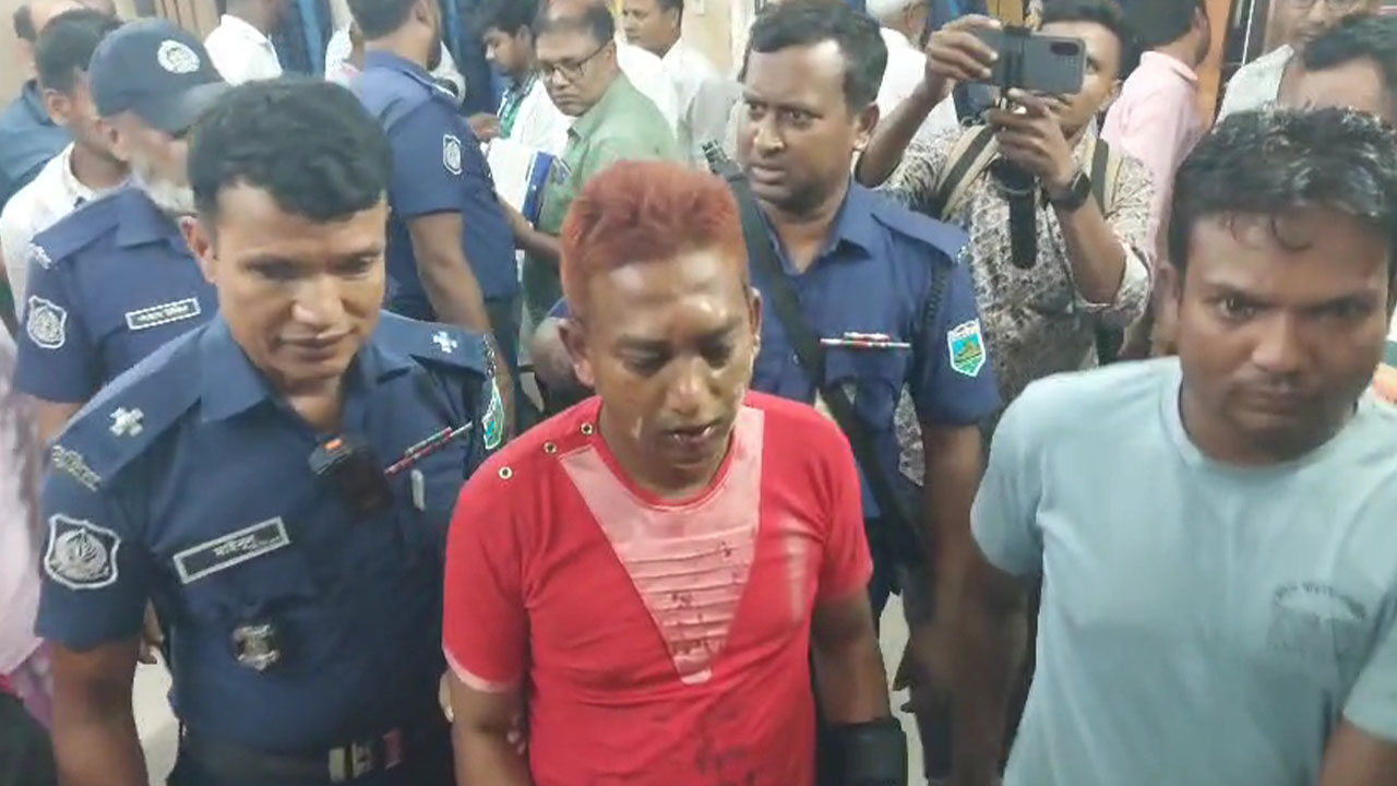 নাটোরে আদালতের সেরেস্তায় ঢুকে আইনজীবীকে মারধর