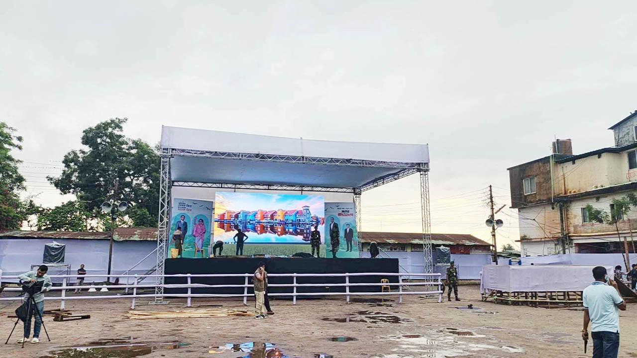 কক্সবাজারের চকরিয়া পৌরসভার বাস টার্মিনাল এলাকায় প্রধানমন্ত্রীর সমাবেশস্থল। ছবি: এশিয়া পোস্ট