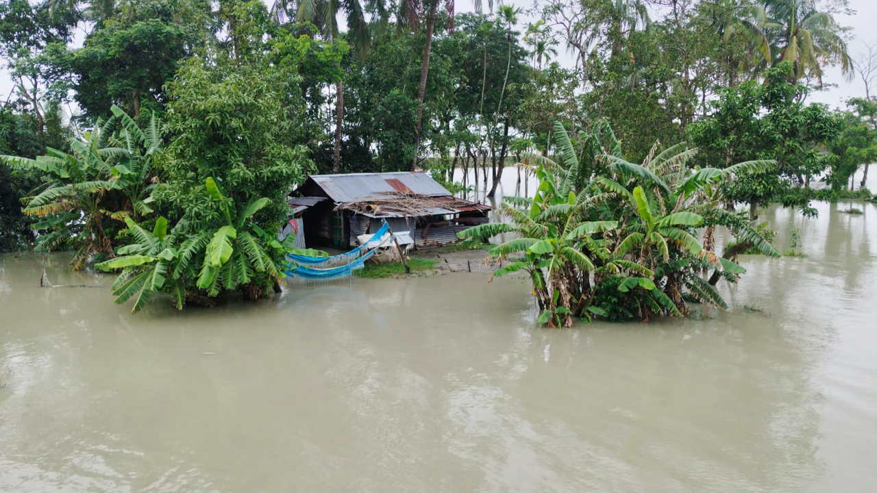 বাঁধ ভেঙে প্লাবিত হয়ে গেছে কয়েকটি গ্রাম। ছবি: এশিয়া পোস্ট
