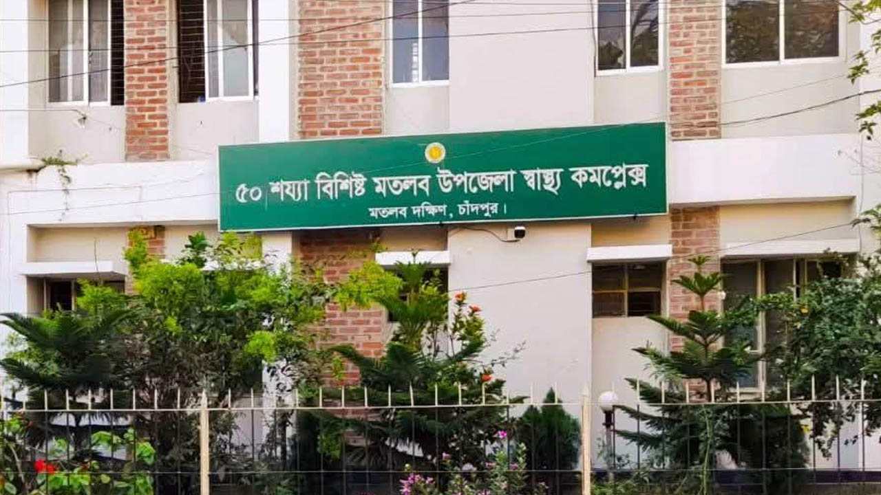 হাসপাতালের ছাদ থেকে খসে পড়ছে পলেস্তারা, আতঙ্কে রোগী-স্বজনরা