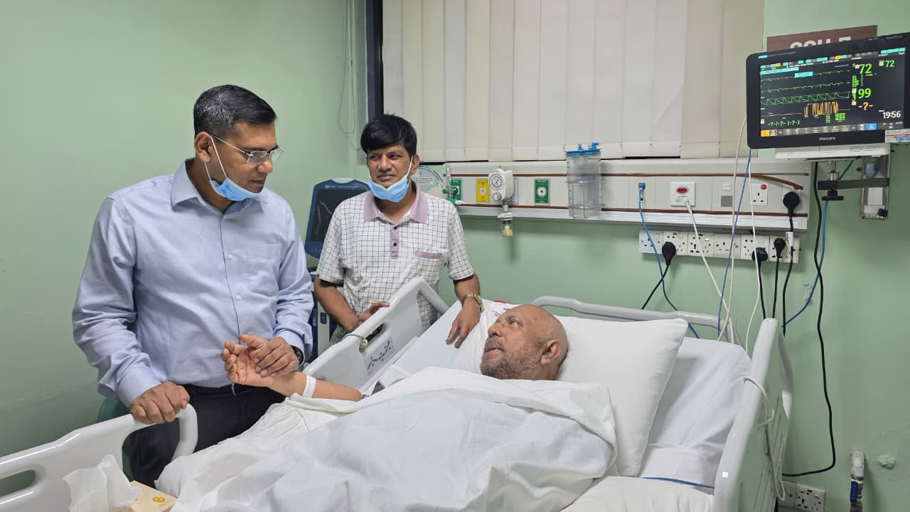 ডা. মওদুদ হোসেনকে দেখতে গেলেন প্রধানমন্ত্রীর সহকারী ব্যক্তিগত চিকিৎসক