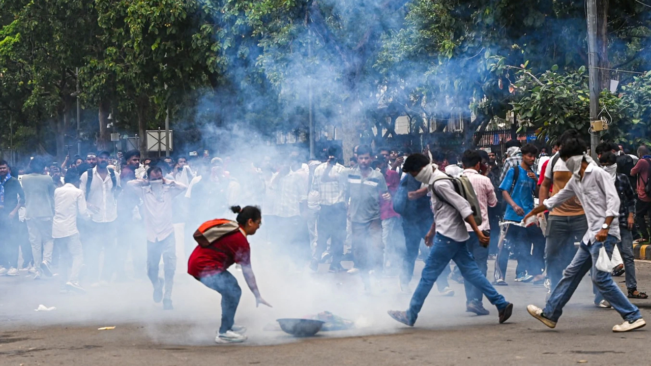 দিল্লিতে রাস্তা ব্লক, বন্ধ ইন্টারনেট ও মেট্রো স্টেশন, আরও যা যা হচ্ছে