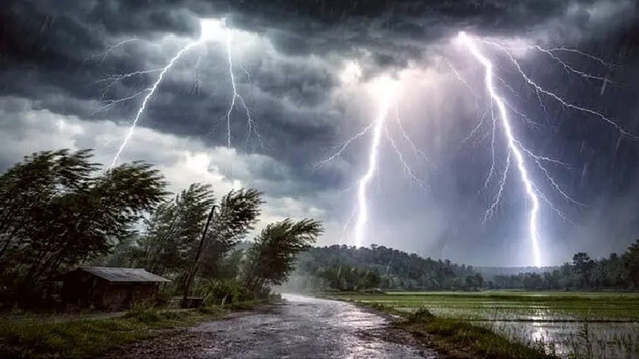 রাতের মধ্যে তিন বিভাগে তীব্র বজ্রপাতের শঙ্কা