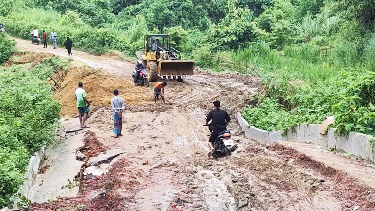 রাঙামাটিতে নামছে বন্যার পানি, ফুটে উঠছে ক্ষত