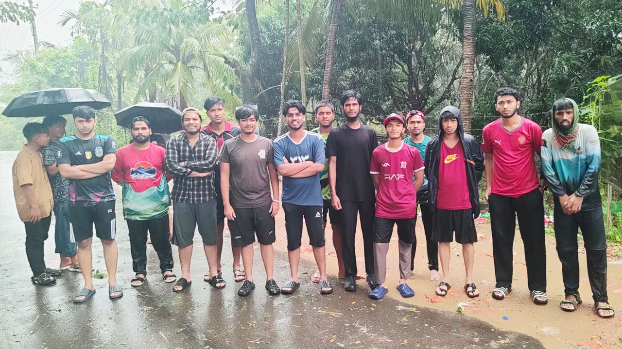 থানচিতে আটকে পড়া পর্যটকদের উদ্ধার করল বিজিবি