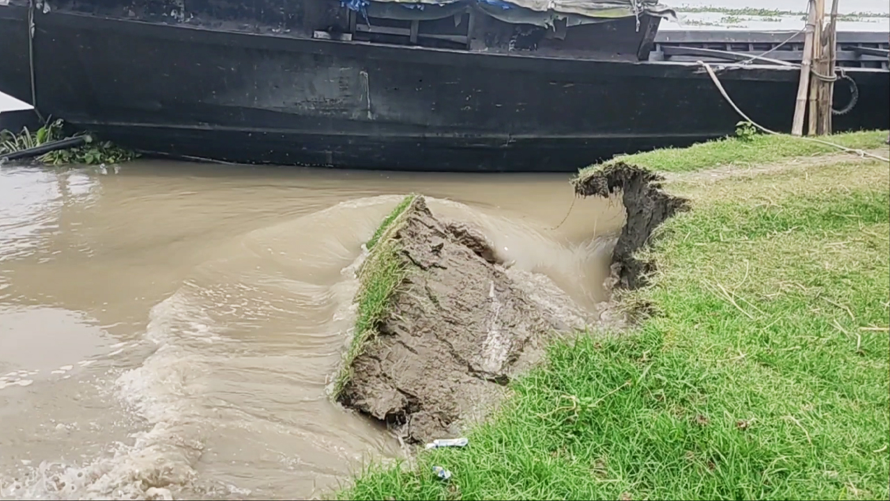 নদীর পানি বাড়ার সঙ্গে সঙ্গে বেড়েছে ভাঙন। ছবি: এশিয়া পোস্ট